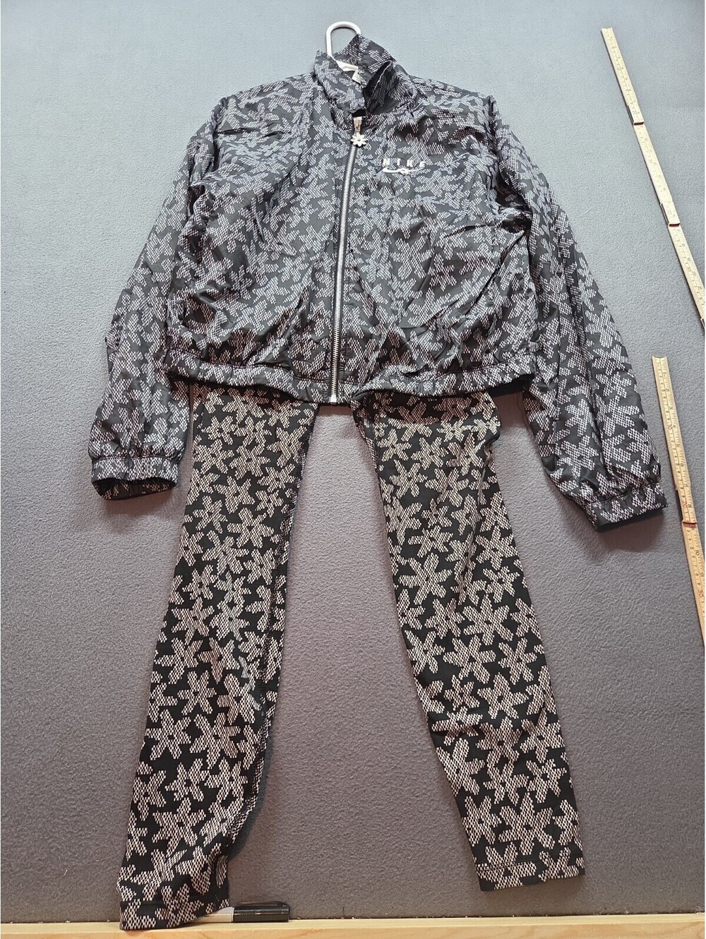 women's floral print zip-up jacket & leggings by Nike size S